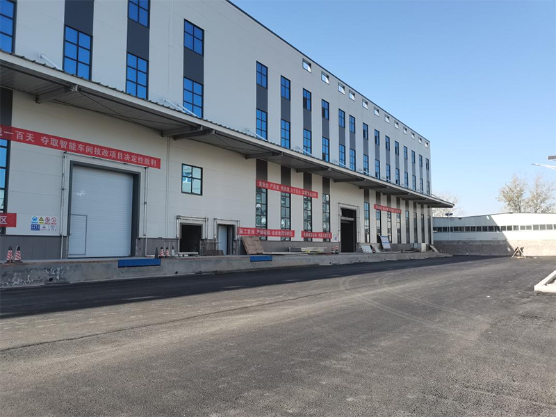 貫穿廠(chǎng)區南北交通，公司西院道路建設快速施工