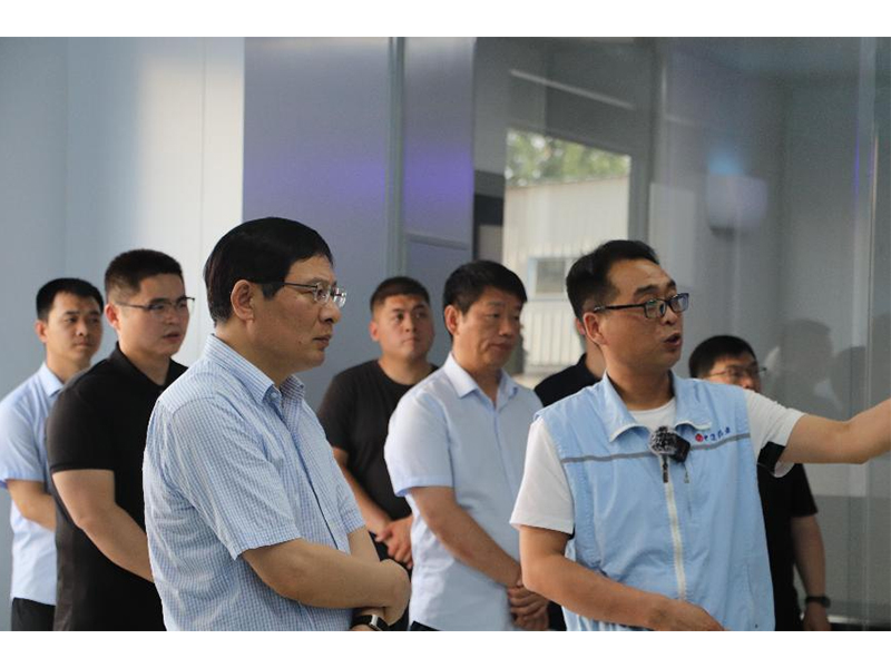 奮斗不止，追求卓 越